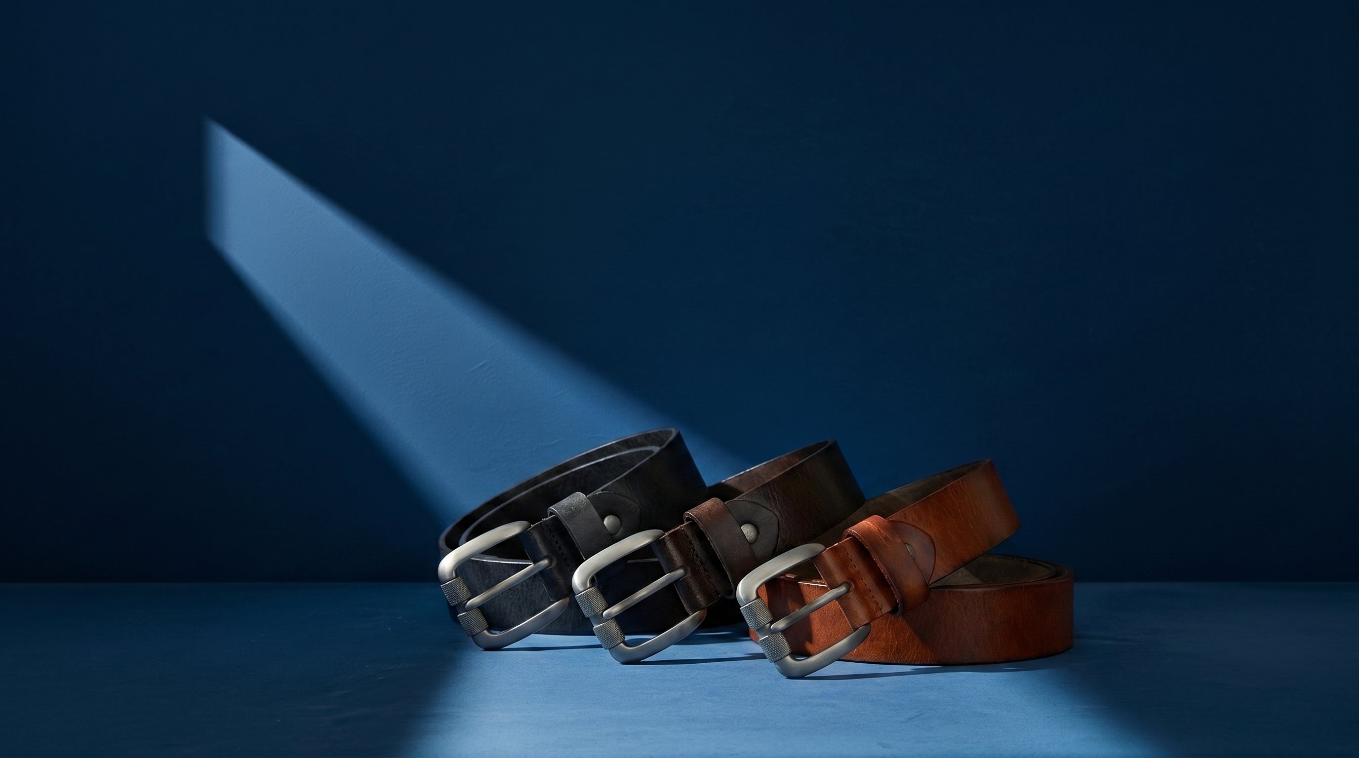 Ceintures homme en cuir véritable noir marron et cognac avec boucles métalliques