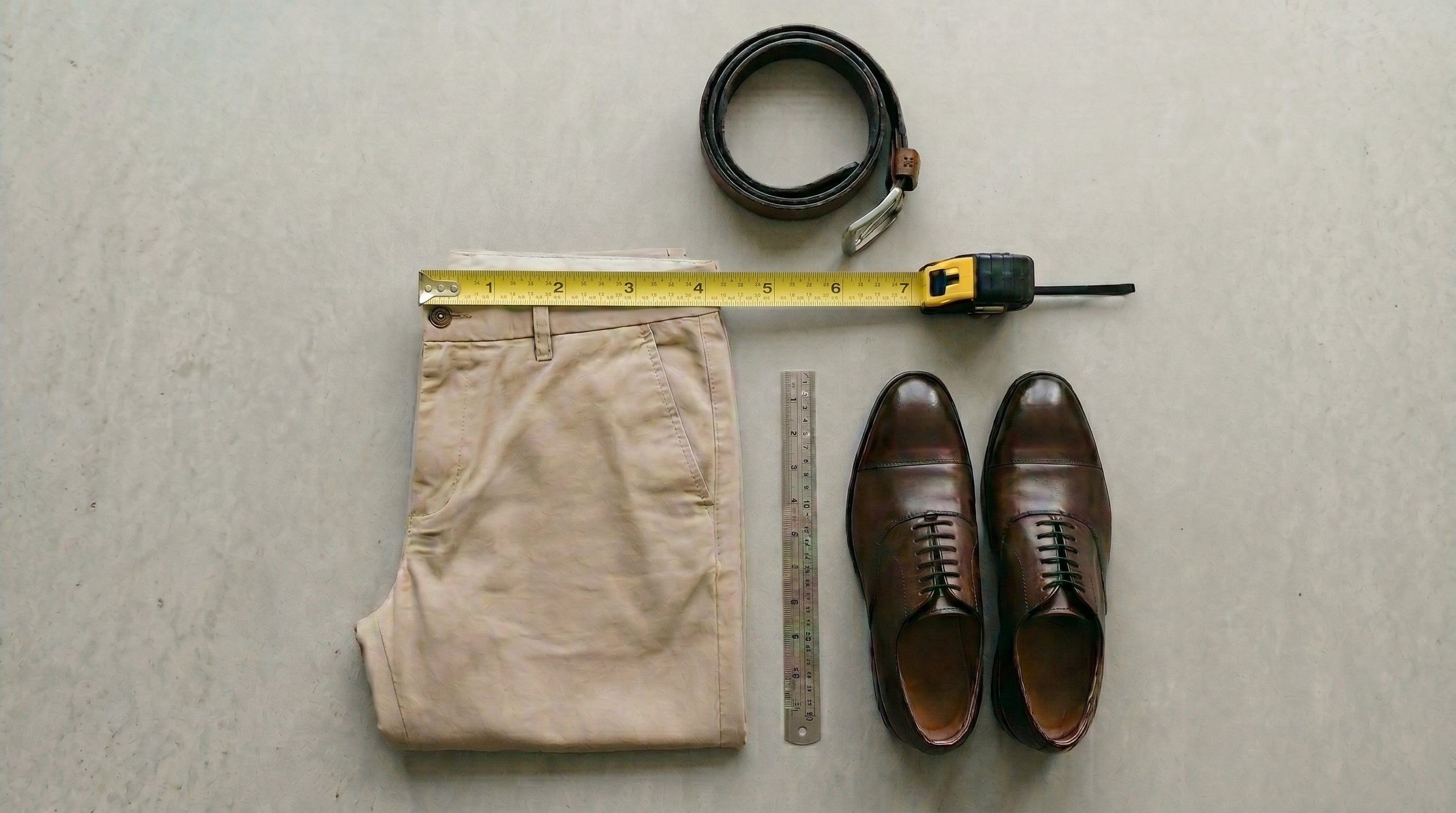 Mesurer le tour de taille d’un pantalon homme avec un mètre ruban