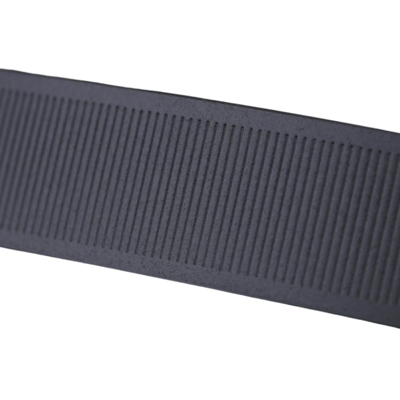Ceinture Alban 3 en cuir noir avec un effet crocodile embossé et des rayures verticales fines