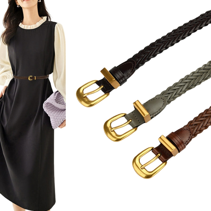 Ceinture femme Albane en simili cuir tressé marron avec boucle ardillon dorée, portée sur une robe noire et blanche. Trois couleurs disponibles : marron foncé, vert olive et marron clair.