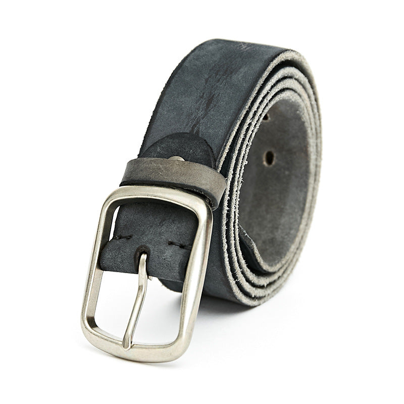 Ceinture Alma en cuir nubuck gris avec boucle ardillon argentée sur fond blanc