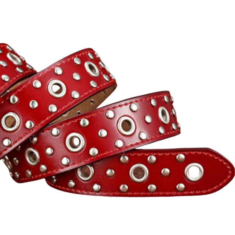 Ceinture Amandine rouge en cuir de vachette cloutée avec œillets argentés et boucle ardillon, style punk rock.