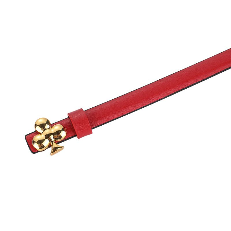 Ceinture fine rouge en cuir pour femme, modèle Amélie, avec boucle dorée en forme de fleur de trèfle.