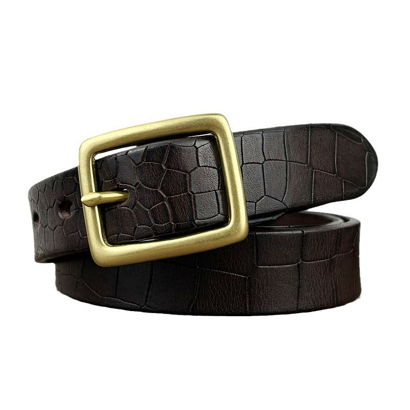 Ceinture Anatole Zen en cuir marron grainé effet crocodile avec boucle ardillon dorée. Largeur 2,8 cm.