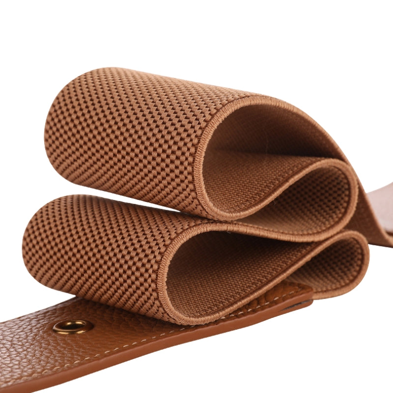 Ceinture large Annecy en cuir marron et bande élastique tressée marron, vue rapprochée sur la texture et la boucle.