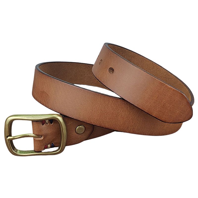 Ceinture Arsène en cuir pleine fleur marron clair, avec boucle ardillon rectangulaire en cuivre doré vieilli et finition brossée. Aspect vieilli et patine unique.