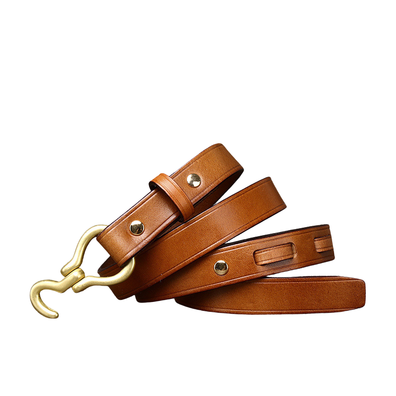 Ceinture Arsinoé en cuir de vachette marron clair avec boucle dorée en forme de crochet. La ceinture fine de 2 cm est fabriquée en cuir pleine fleur tanné végétal.