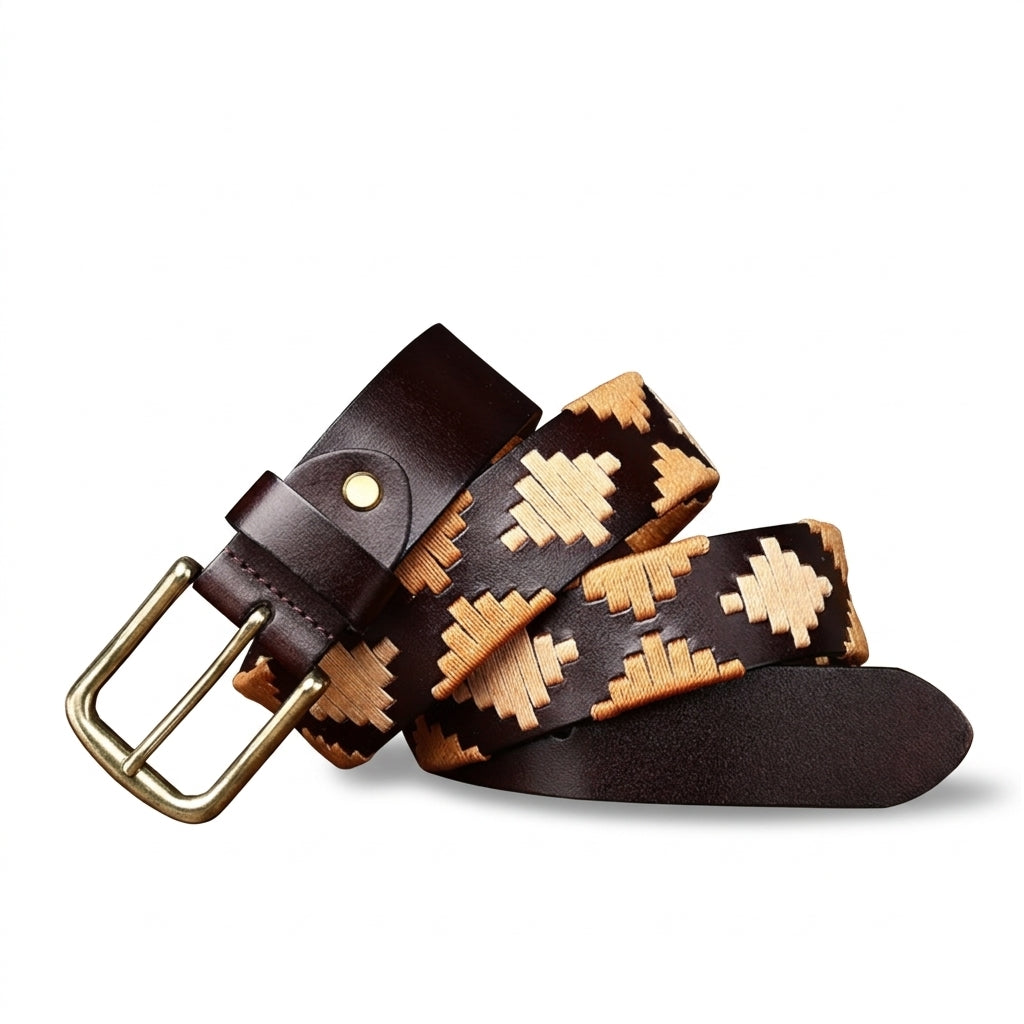 Ceinture Aubrac en cuir pleine fleur marron avec broderies géométriques artisanales et boucle ardillon en métal doré vieilli style bohème