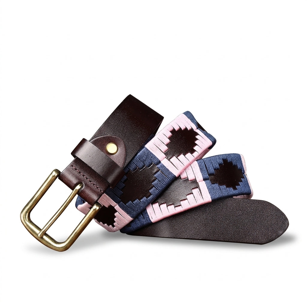 Ceinture Aubrac en cuir pleine fleur marron avec broderies géométriques bleues et roses, boucle ardillon en laiton vieilli sur fond blanc