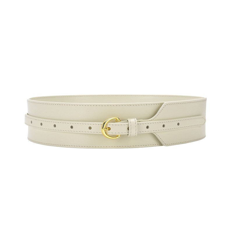 Ceinture femme Audace en cuir verni blanc cassé, avec boucle dorée à ardillon et double surpiqûre décorative.