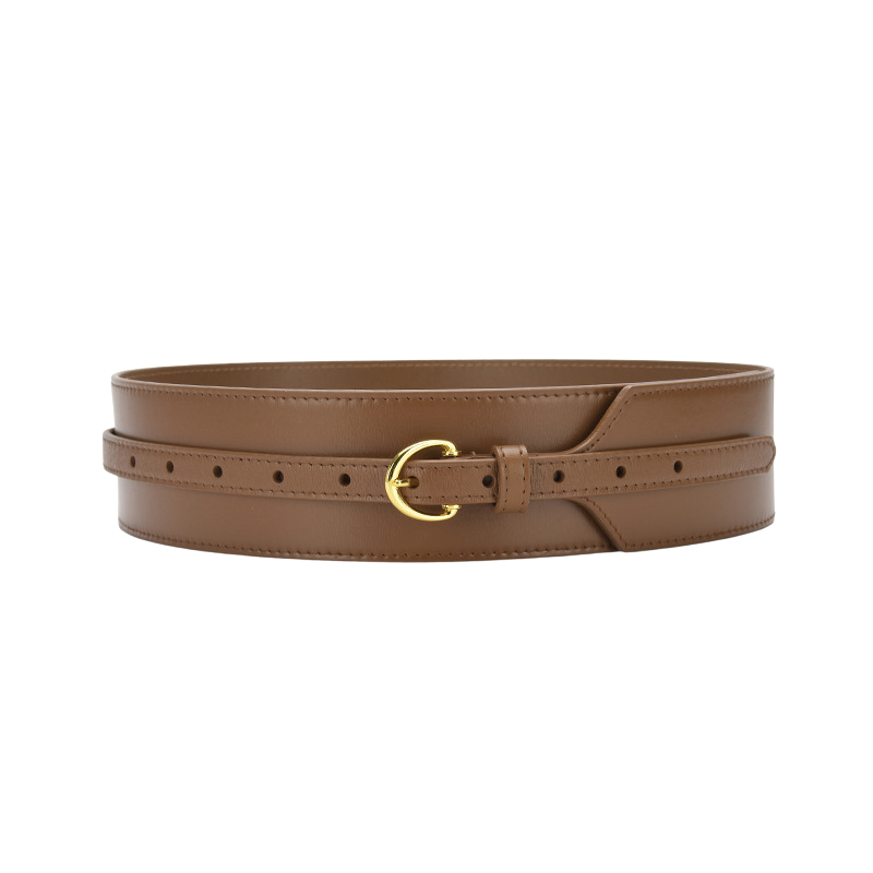 Ceinture femme Audace en cuir verni marron, avec double surpiqûre et boucle dorée à ardillon. Lanière lisse de type waist belt.