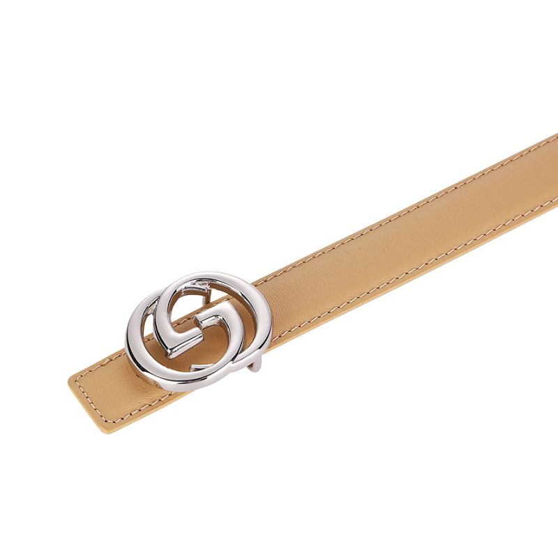 Ceinture en cuir pleine fleur de vachette couleur camel, modèle Aurore, avec une boucle argentée double G et un système de fermeture par crochet clou.