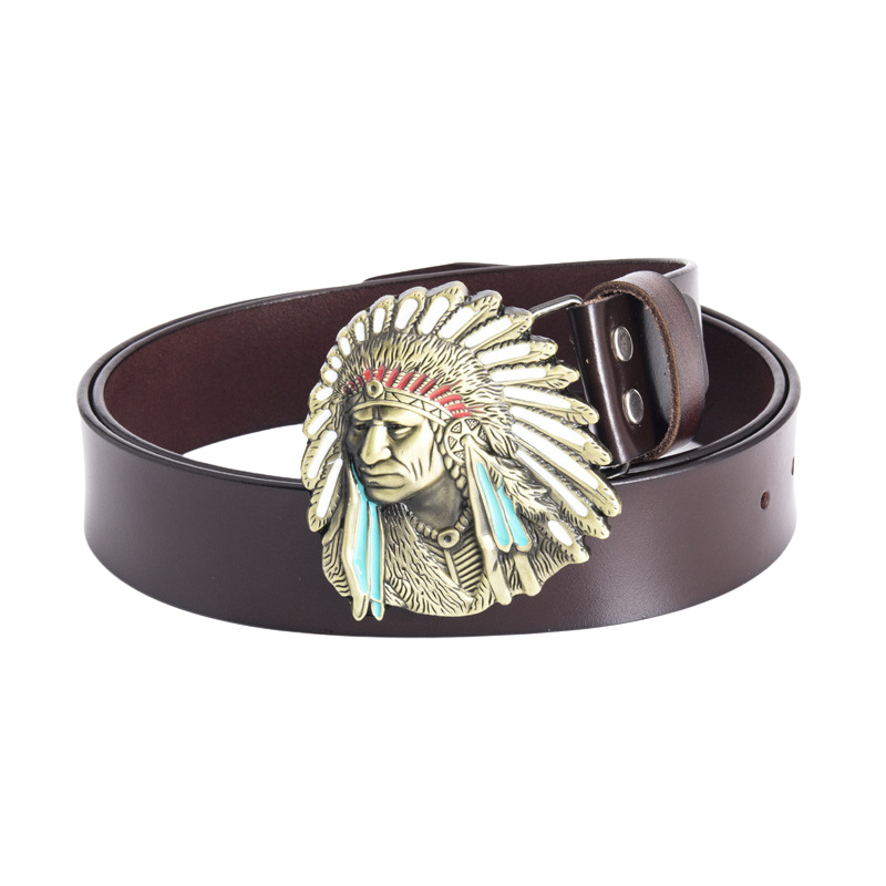 Ceinture Baroudeur pour homme en cuir marron avec une boucle western dorée ornée d'un motif chef indien gravé et coloré.