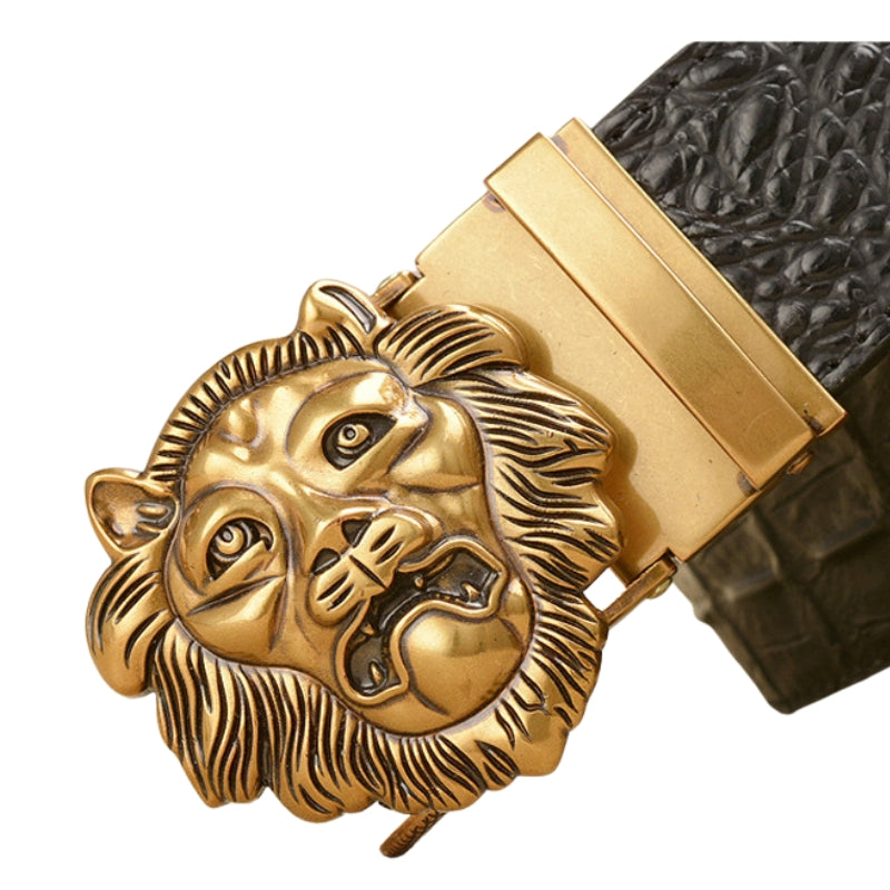 Ceinture homme Basile en cuir noir avec boucle automatique dorée ornée d'une tête de lion en relief et d'une texture crocodile.