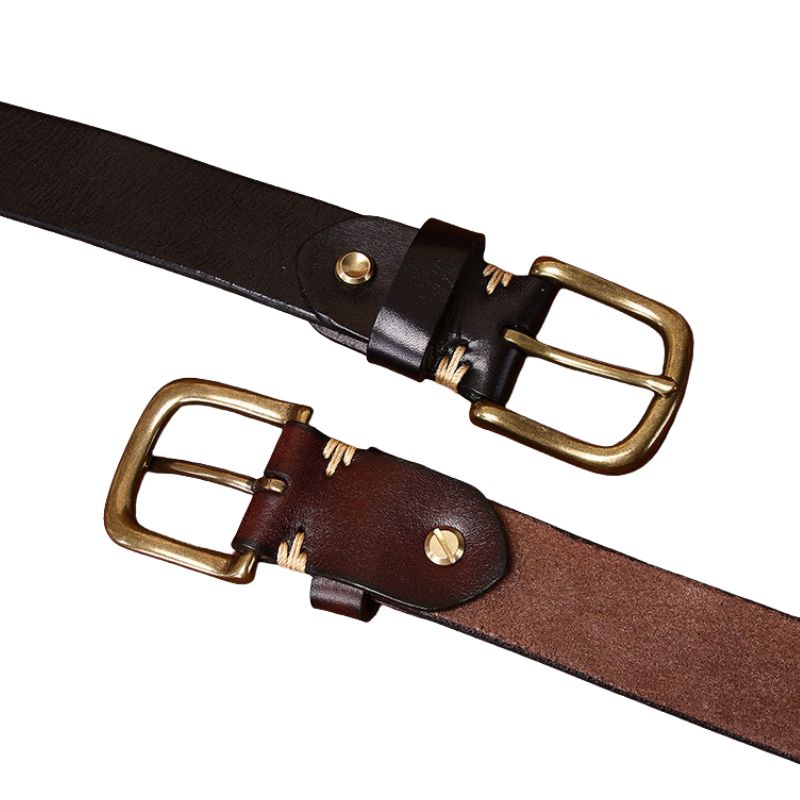 Deux ceintures pour homme Bastion Cuir en cuir pleine fleur, une marron foncé et une marron clair, avec boucles ardillon arrondies en cuivre doré et coutures apparentes.