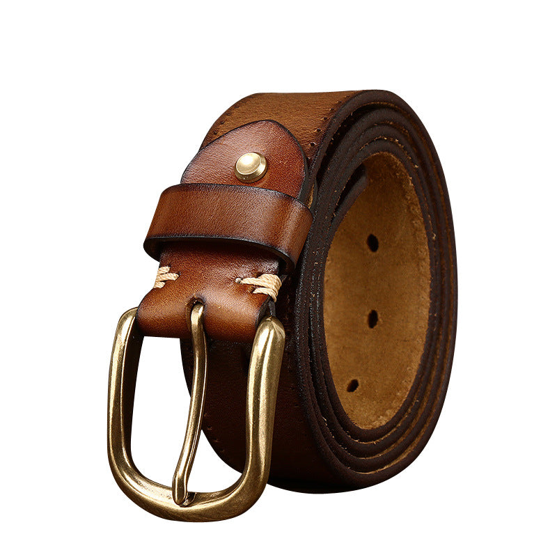 Ceinture pour homme Batignolles en cuir pleine fleur de vachette marron vieilli avec boucle ardillon en cuivre doré, style vintage artisanal.