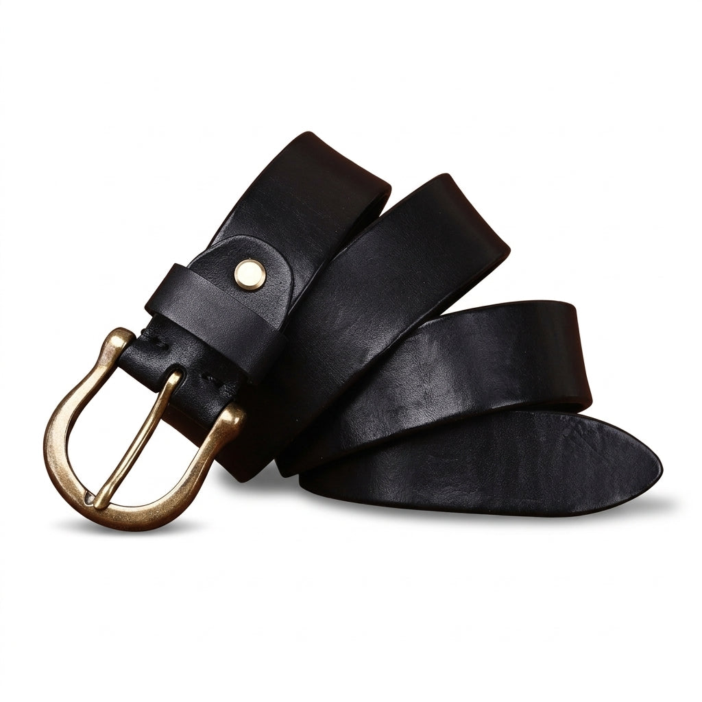 Ceinture Baudelaire pour homme en cuir pleine fleur noir avec boucle ardillon en cuivre massif antique sur fond texturé marron #fullwidth