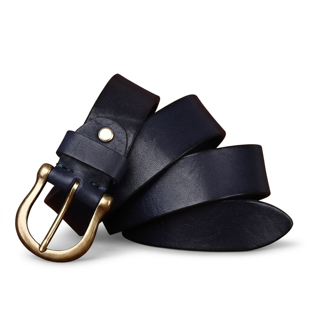 Ceinture homme Baudelaire en cuir pleine fleur bleu marine avec boucle ardillon en cuivre massif et étiquette d'authenticité, posée sur un fond texturé marron #fullwidth