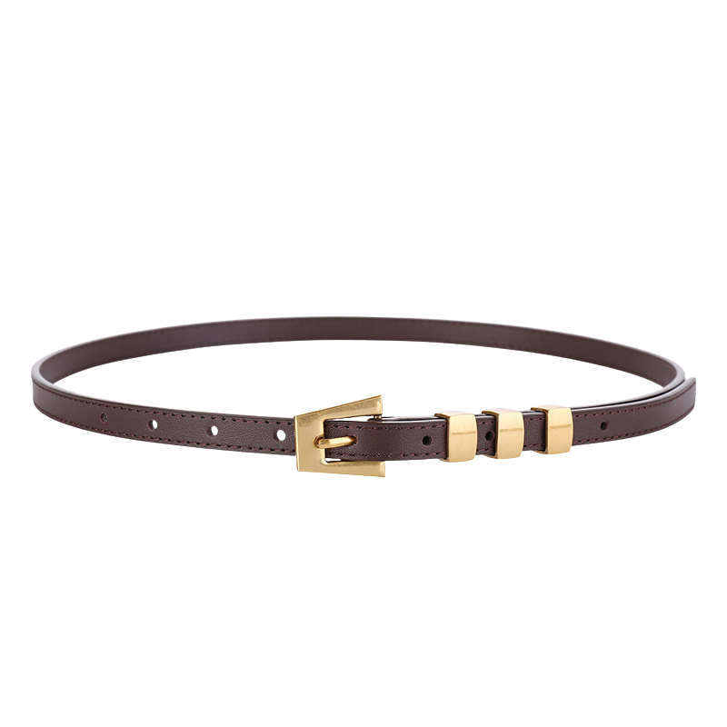 Ceinture fine en cuir marron foncé modèle Béatrice, avec boucle ardillon dorée triangulaire et trois passants dorés. Idéale pour cintrer une robe ou un pantalon.