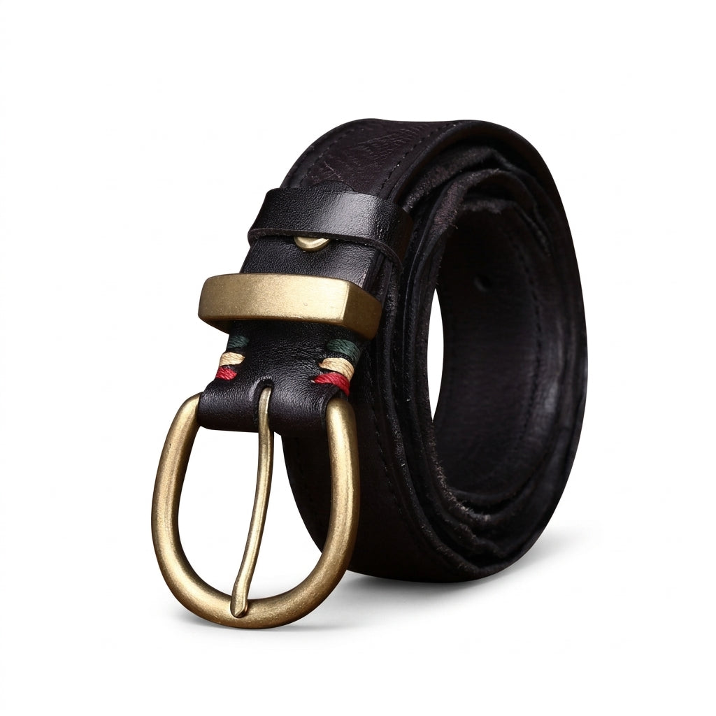 Ceinture homme Beauregard en cuir pleine fleur noir avec boucle ardillon cuivrée et détails de surpiqûres colorées sur le passant.