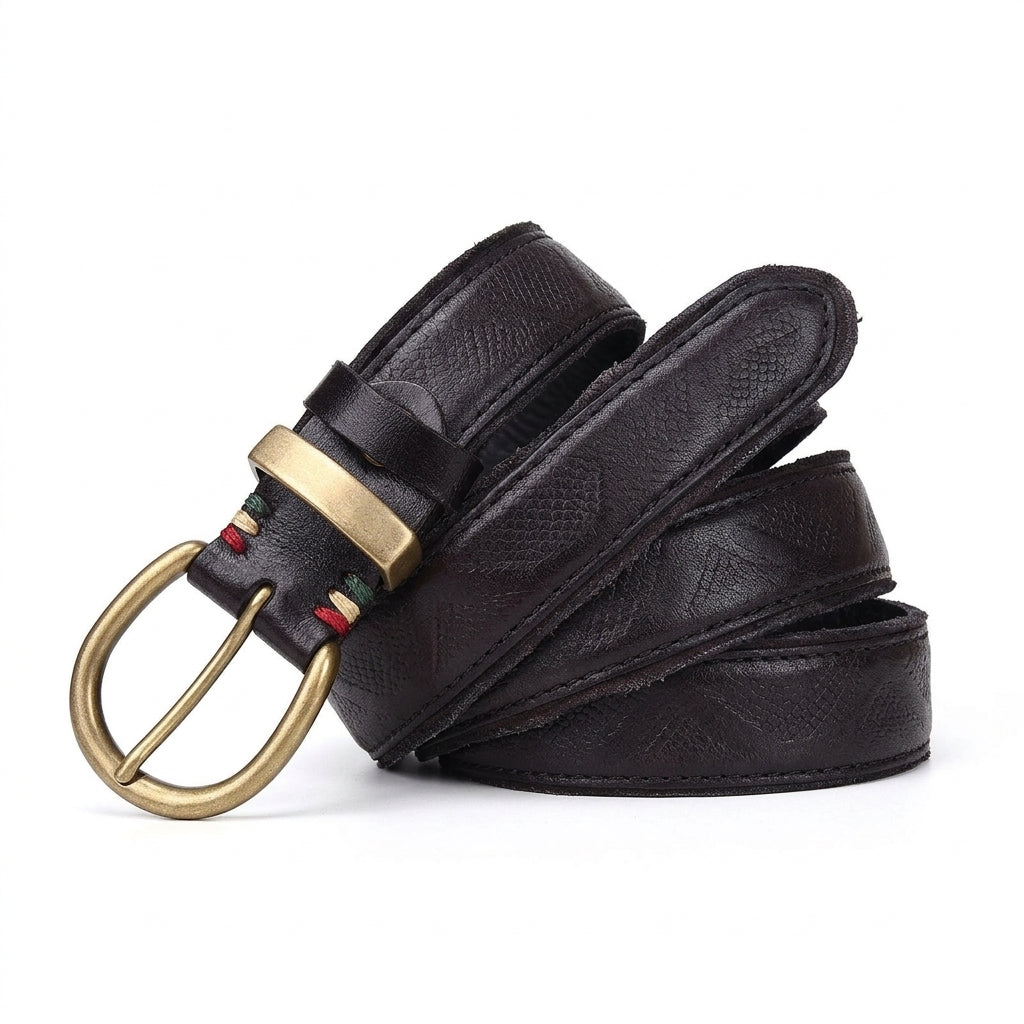 Ceinture homme Beauregard en cuir de vachette pleine fleur noir avec boucle ardillon en cuivre et surpiqûres colorées, posée sur une table en bois #fullwidth