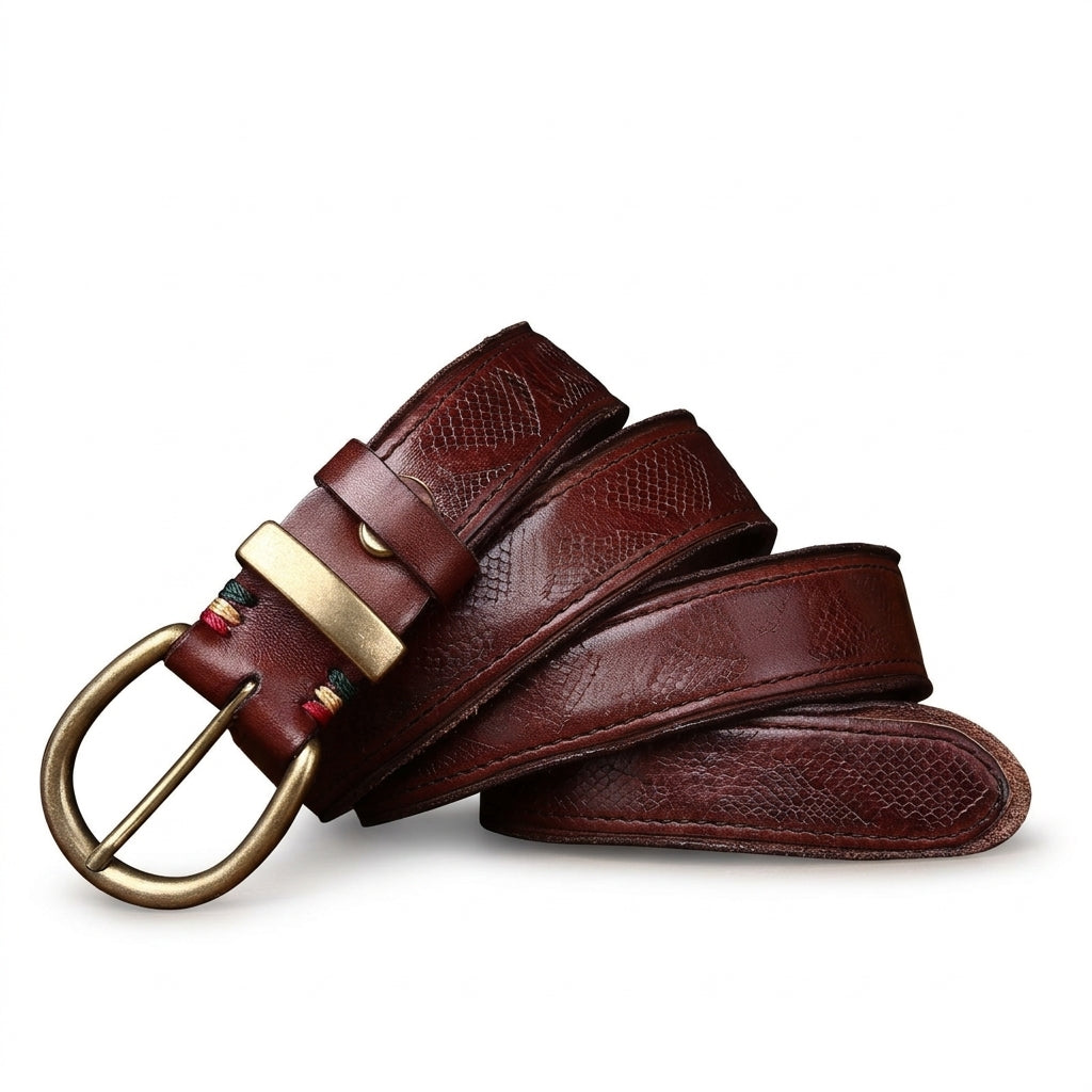 Ceinture homme Beauregard en cuir de vachette pleine fleur marron avec texture travaillée, boucle ardillon en cuivre et finitions cousues main sur fond sombre #fullwidth