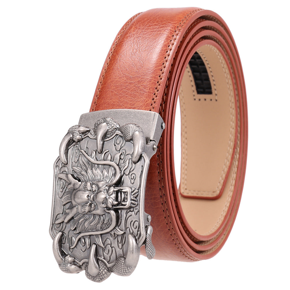 Ceinture homme Bellev 60 en cuir marron clair avec boucle argentée ornée d'un dragon traditionnel.