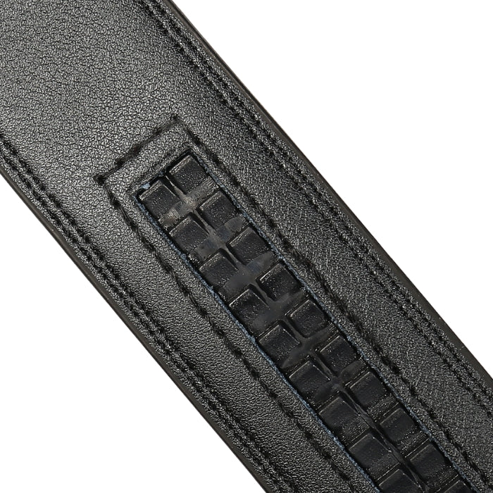 Gros plan sur une ceinture unisexe Benoît 1 en cuir de vachette noir à texture grainée, avec une partie centrale ornée de petits carrés en relief et des surpiqûres contrastantes.