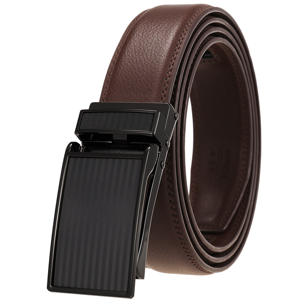 Ceinture Benoît en cuir de vachette marron avec boucle rectangulaire noire brillante striée et système de fermeture automatique.