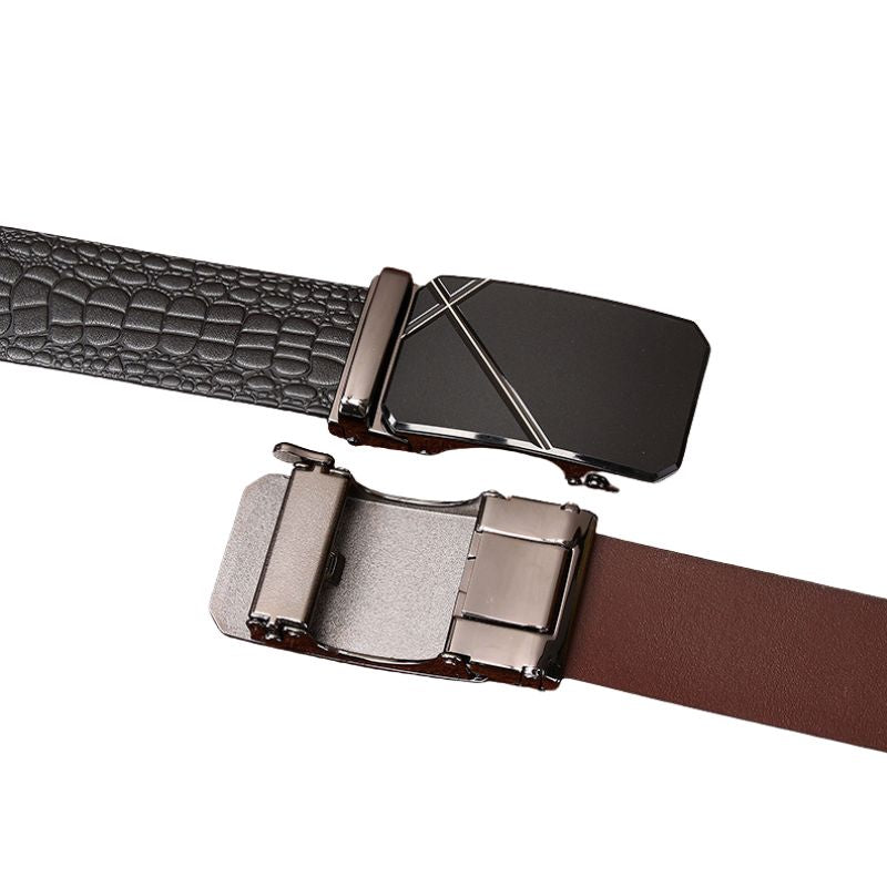 Ceinture Bérenger en cuir de vachette pleine fleur avec finition crocodile embossée noire et boucle automatique argentée. Une autre ceinture marron est visible partiellement.