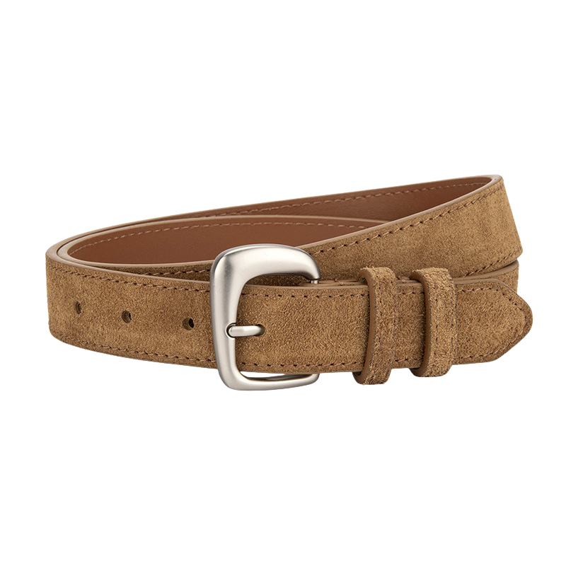 Ceinture fine Bérengère en cuir de vachette marron clair avec finition suédée et boucle argentée mate.