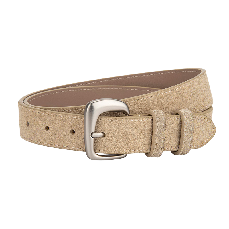 Ceinture fine Bérengère en cuir de vachette beige clair avec boucle argentée mate.