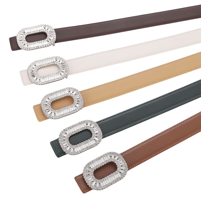 Ceinture Blanche pour femme en cuir pleine fleur, avec boucle ovale sertie de strass brillants. Disponible en plusieurs couleurs dont marron, blanc, beige et vert foncé.