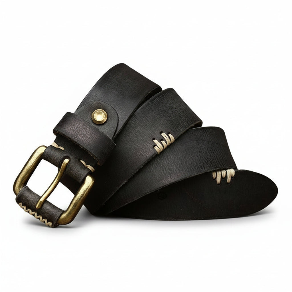 Ceinture Broncborn noire en cuir pleine fleur avec boucle ardillon carrée en cuivre doré et coutures contrastantes cousues main.