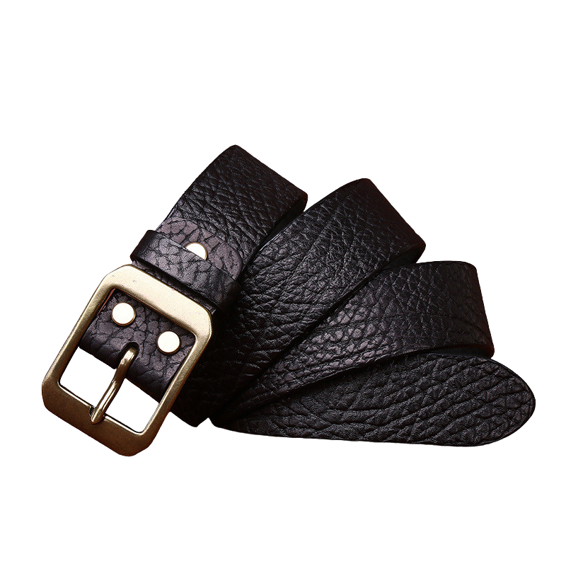 Ceinture pour homme en cuir de vachette noir texturé façon peau de buffle, avec boucle ardillon rectangulaire en cuivre doré. #fullwidth