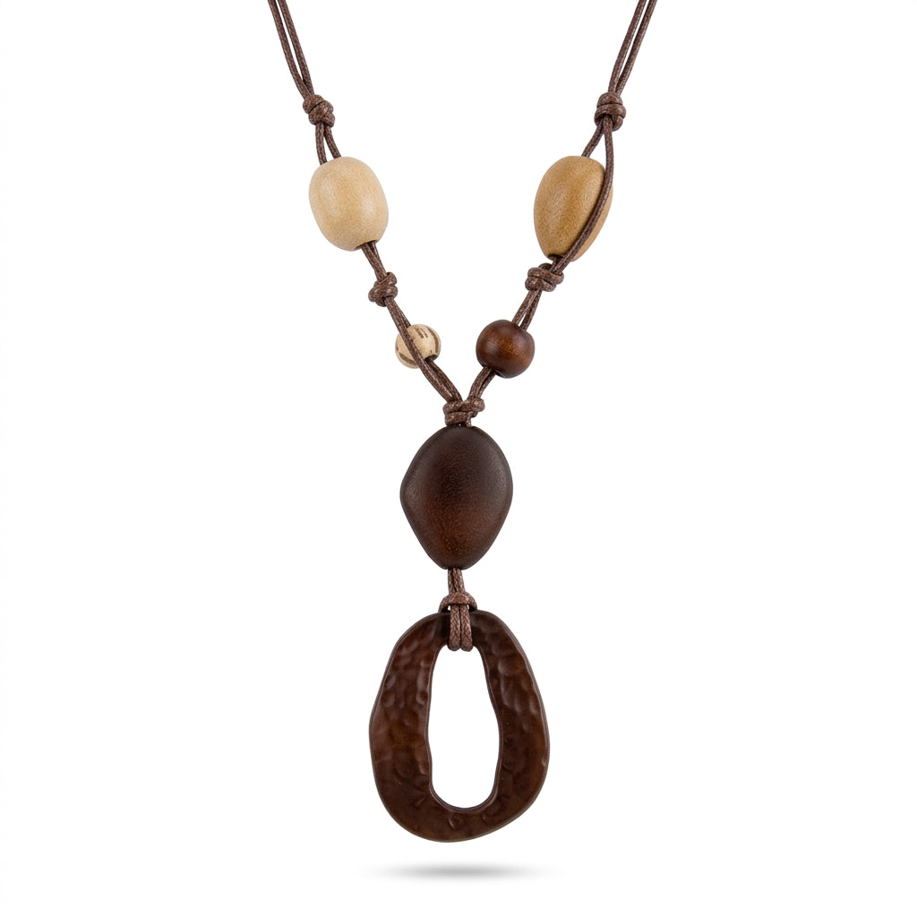 Collier bohème chic Calanque avec perles en bois naturel et pendentif géométrique martelé marron sur cordon fin