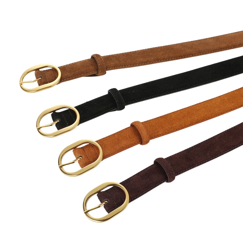 Quatre ceintures pour femme de la marque Camée, en cuir suédé, de différentes couleurs (marron clair, noir, marron moyen, marron foncé), avec une boucle ovale dorée brillante.
