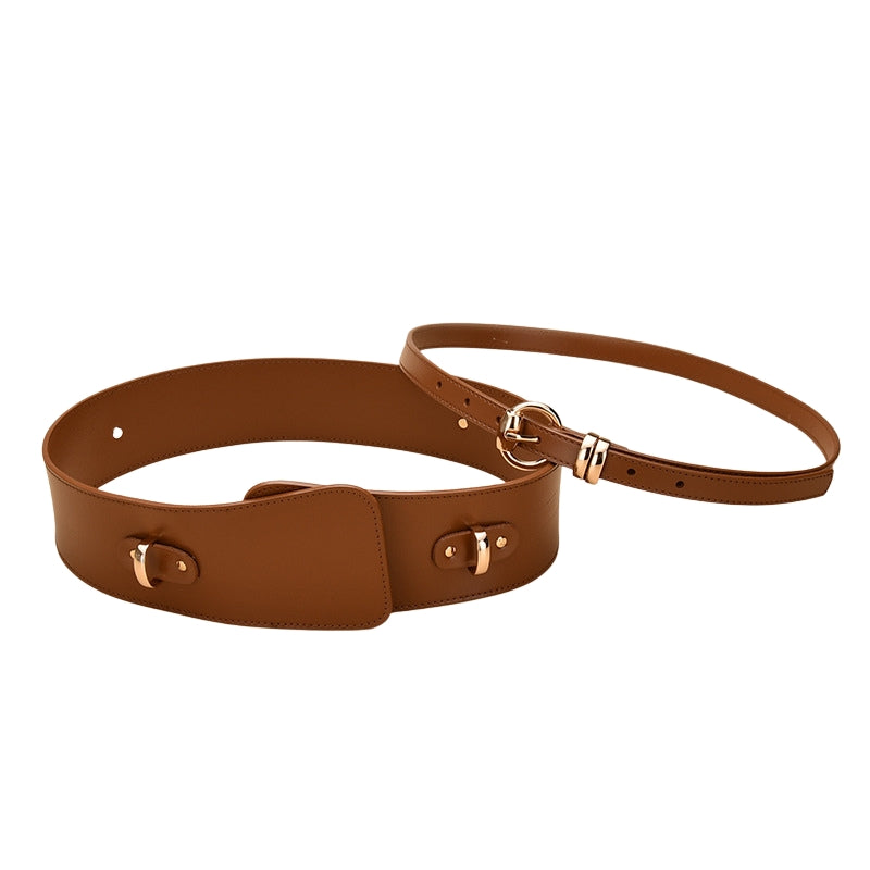 Ceinture Camélia marron en cuir de vachette avec boucle ardillon dorée en forme de cercle et lanière détachable.