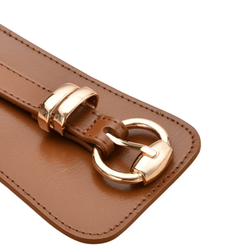 Ceinture Camélia en cuir marron avec boucle dorée circulaire et ardillon, vue rapprochée du système de fermeture.