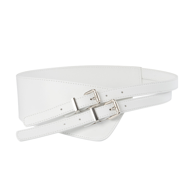 Ceinture femme Candeur blanche en cuir refendu, avec une forme asymétrique, large tête de 9 cm et queue effilée de 1,8 cm, dotée d'une double boucle ardillon carrée argentée.