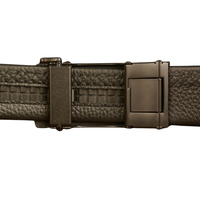 Gros plan sur la boucle automatique rectangulaire argentée lisse d'une ceinture en cuir grainé marron pour homme, modèle Cannes 1, avec une lanière texturée.