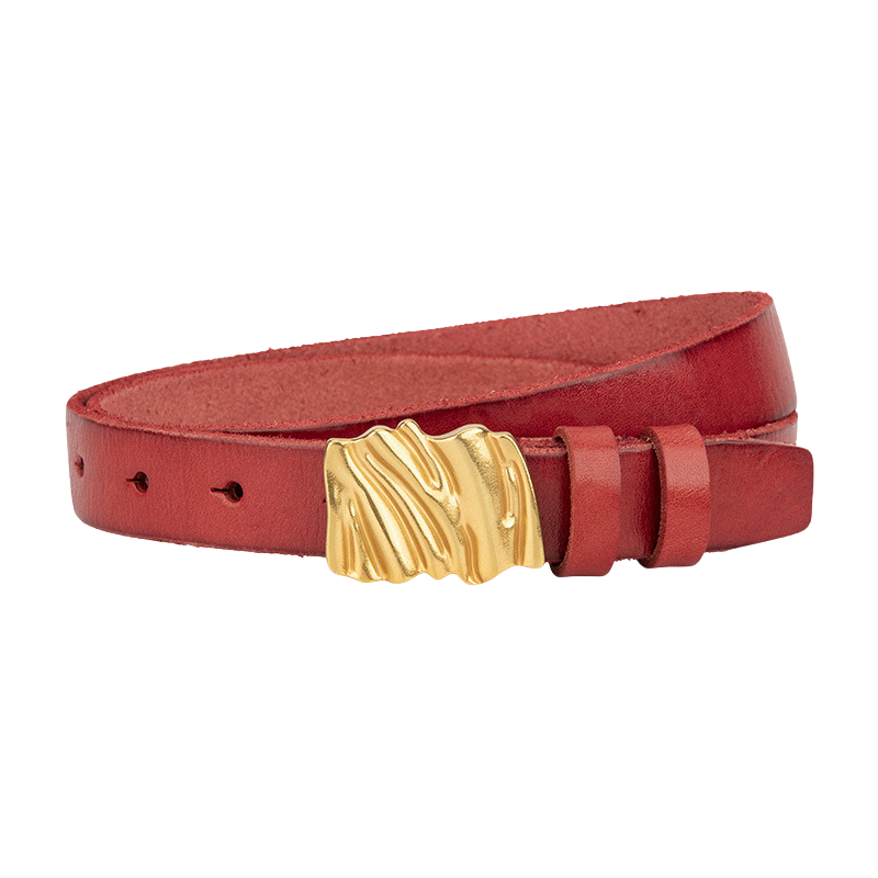 Ceinture femme Caresseuse rouge en cuir pleine fleur, avec boucle dorée asymétrique à effet plissé texturé.