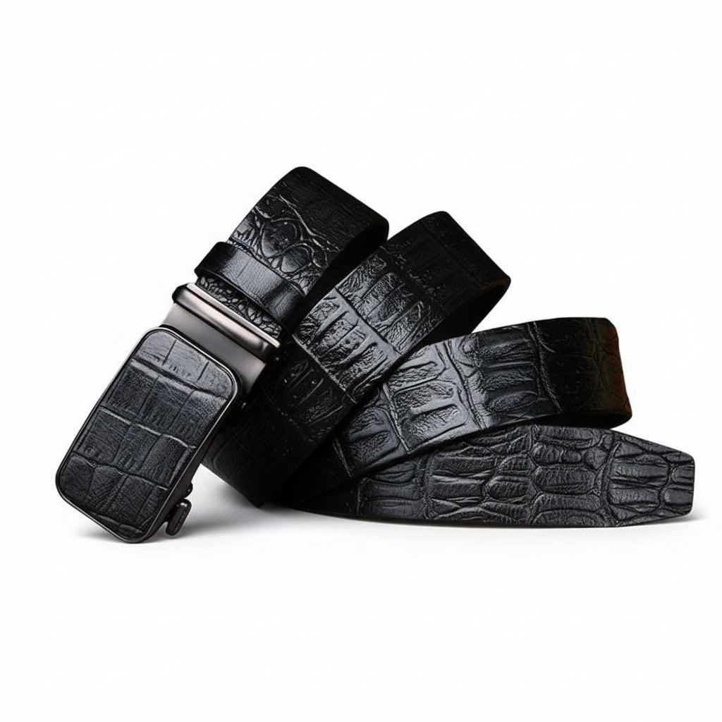 Ceinture Cédric noire en cuir de vachette avec motif crocodile embossé et boucle automatique rectangulaire en alliage argenté.