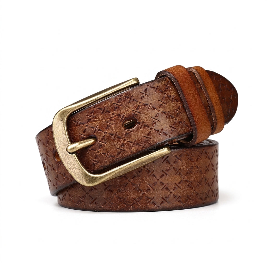 Ceinture homme Chambord en cuir de vachette marron huilé avec motif géométrique gravé et boucle ardillon en cuivre antique.