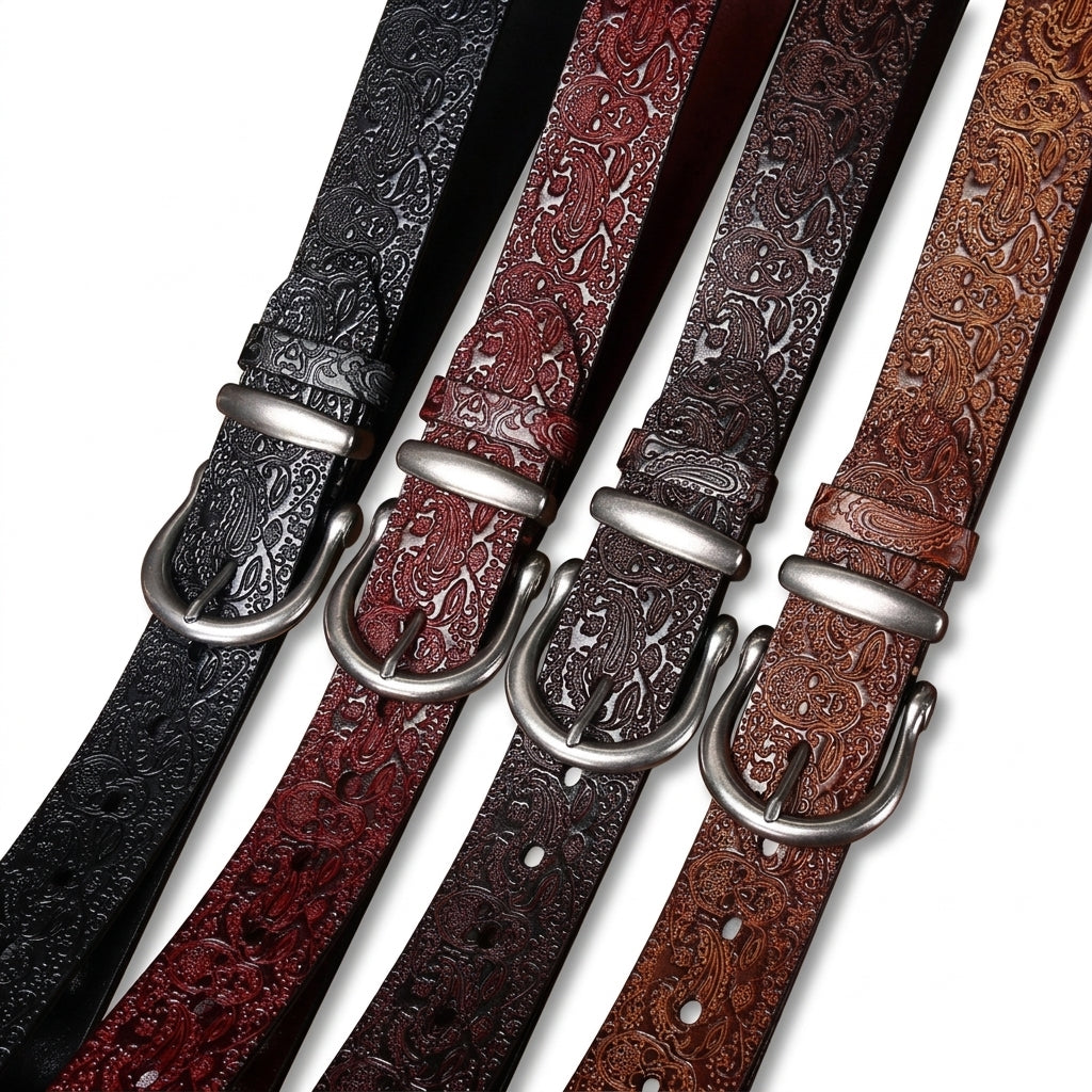 Collection de ceintures pour homme Talleyrand en cuir pleine fleur avec gaufrage baroque, disponibles en noir, rouge, marron foncé et camel, avec boucles ardillon argentées brossées.