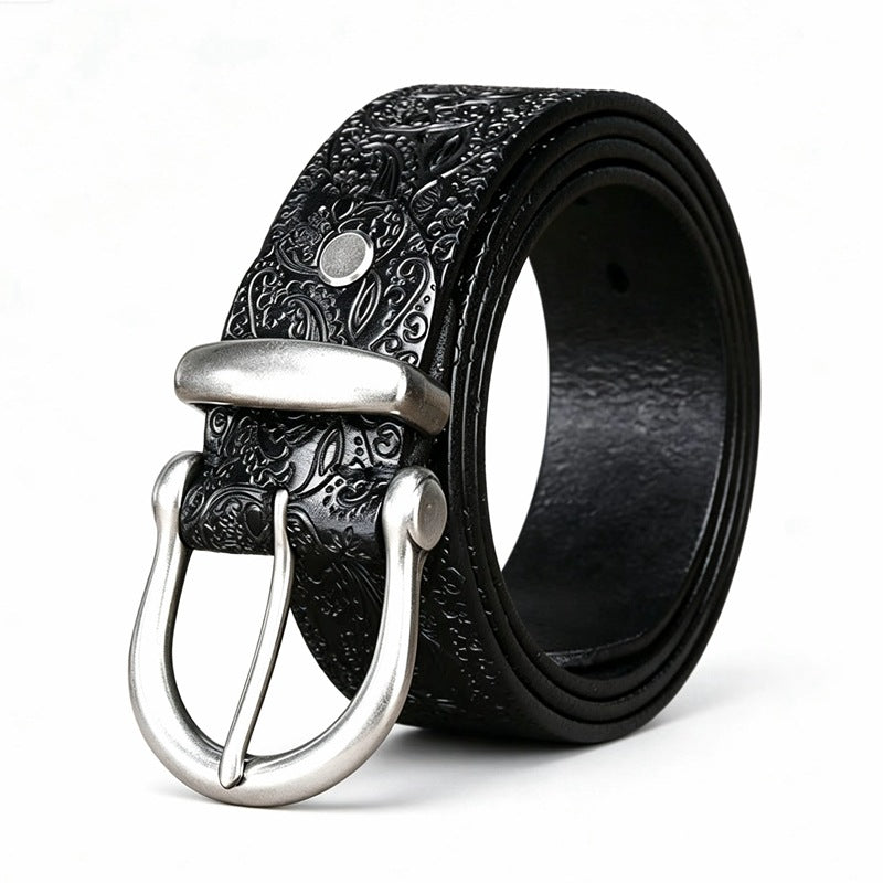 Ceinture homme Talleyrand en cuir pleine fleur noir avec gaufrage baroque et boucle ardillon en alliage argenté brossé sur fond blanc