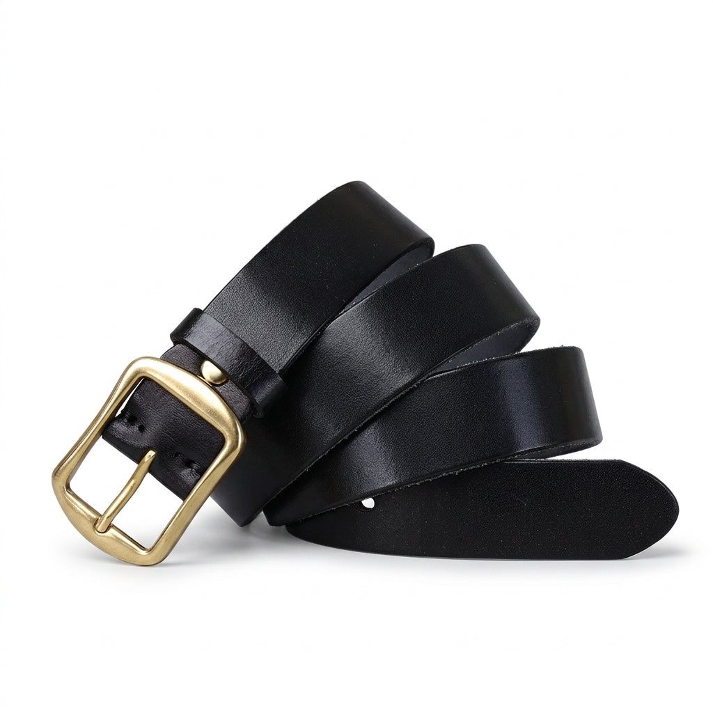 Ceinture Valençay en cuir de vachette noir pleine fleur avec boucle ardillon en cuivre massif doré sur fond blanc