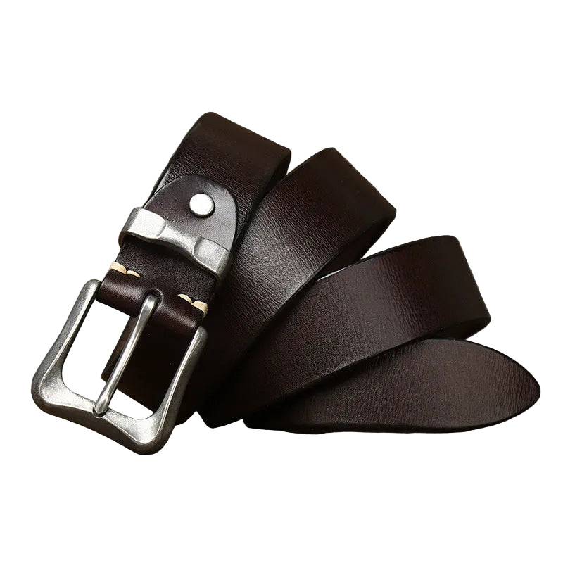 Ceinture pour homme Chinon en cuir pleine fleur marron avec boucle ardillon carrée en acier argenté vieilli, présentée sur un fond texturé #fullwidth