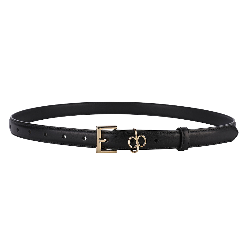 Ceinture Clara noire en cuir pleine fleur avec boucle dorée et petit pendentif logo de la marque