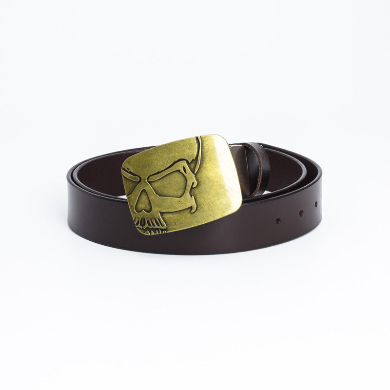 Ceinture Clémence homme en cuir marron avec boucle rectangulaire dorée ornée d'un motif tête de mort gravée.